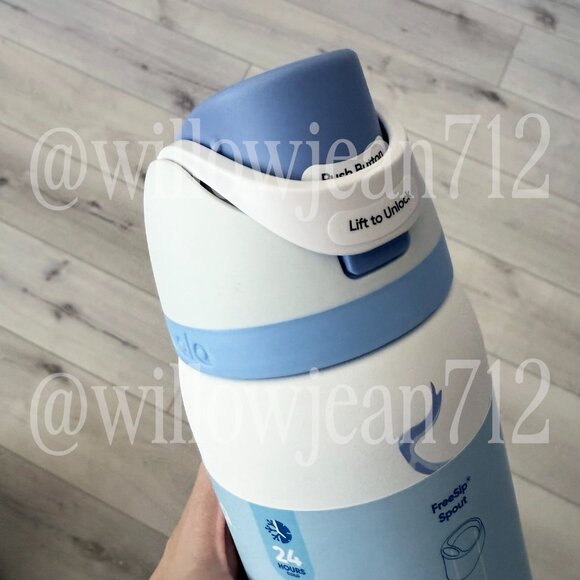 "Tied and True" Bow Owala - 32 oz Freesip - Limited Edition UO Color - Picture 3 of 9